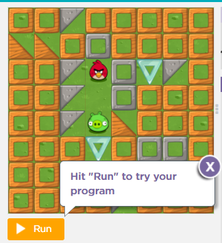 Helikoptervy på spelbana. Angry-bird-fågeln har två steg för att nå grön gris. Text: Hit run to try your program.