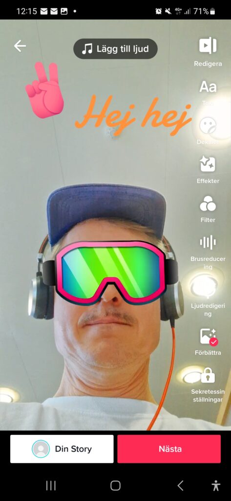 Skärmdump från Instagram Stories redigeringsläge. En person med skidglasögon och hörlurar syns i bilden. Texten "Hej hej" i orange och en fredshand-emoji är tillagda. Till höger syns redigeringsverktyg och längst ner knapparna "Din Story" och "Nästa".