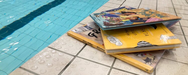 böcker vid simbassäng