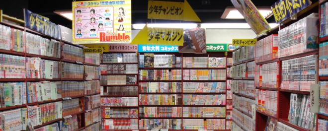 Bokhyllor fulla med mangaböcker från en mangabutik i Japan.