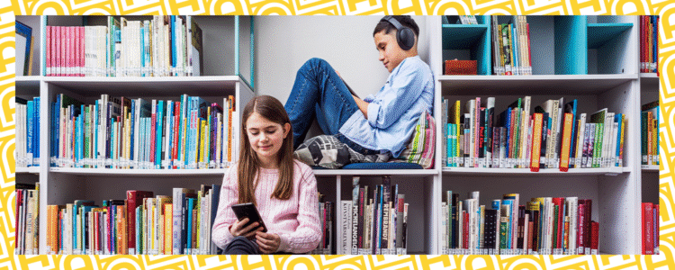 Två barn som sitter vid en bokhylla. Ett av barnen tittar på sin mobil. Det andra barnet har hörlurar på sig.