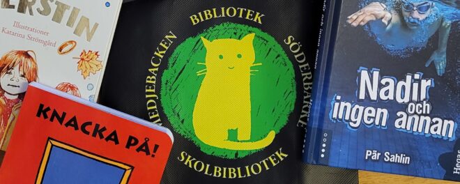 Färgglada böcker ligger omlott på ett bord. I mitten är en svart påse med en gul katt och texten "Bibliotek Söderbräcke Skolbibliotek Smedjebacken"