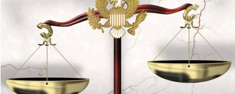 Gammaldags våg med guldfärgade vågskålar.