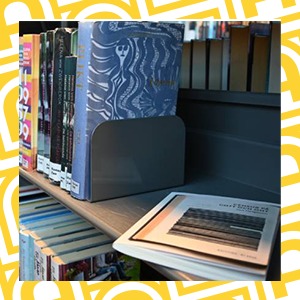 Essäboken Censur på gott och ont ligger i en bokhylla.