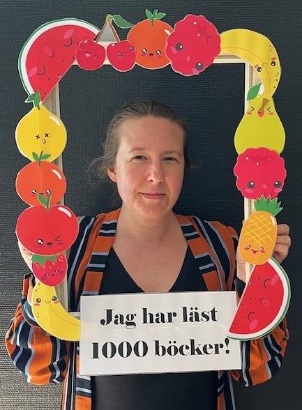 Textförfattaren syns innanför en ram av fruktsymboler.