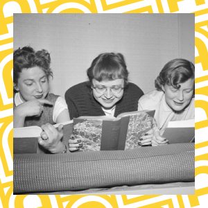 Tre unga kvinnor ligger på rad och läser.